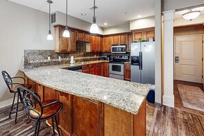 Fridge, microwave, oven, stovetop - Bright 2BR Condo - Seasonal POOL - Branson (Branson)