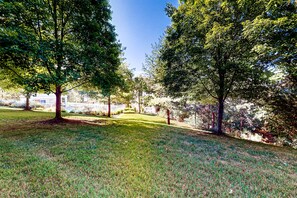 Property grounds - Bright 2BR Condo - Seasonal POOL - Branson (Branson)