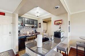 Fridge, microwave, oven, stovetop - Cozy 2BR - POND VIEWS - Pool & Golf Discount (Branson)