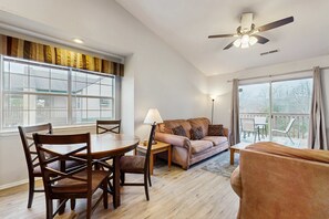TV, offices - Peaceful 2BR Condo - MOUNTAIN VIEWS - Pool Access (Branson)