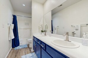Shower, hair dryer, towels - Peaceful 2BR Condo - MOUNTAIN VIEWS - Pool Access (Branson)