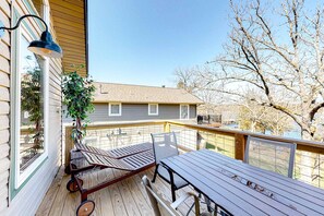 Outdoor dining - Lakefront 4BR Cabin # POOL TABLE # Lake Views (Reeds Spring)