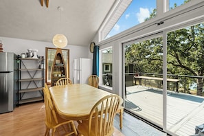 Una cocina moderna con comedor, una mesa de madera y sillas.