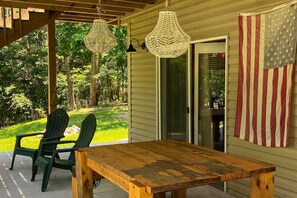 Outdoor dining - Lakefront 4BR Cabin # POOL TABLE # Lake Views (Reeds Spring)