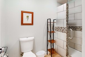 Shower, hair dryer, towels - Peaceful 2BR Condo - GOLF COURSE - Pool in Branson (Branson)