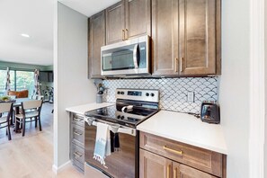Fridge, microwave, oven, stovetop - Peaceful 2BR Condo - GOLF COURSE - Pool in Branson (Branson)