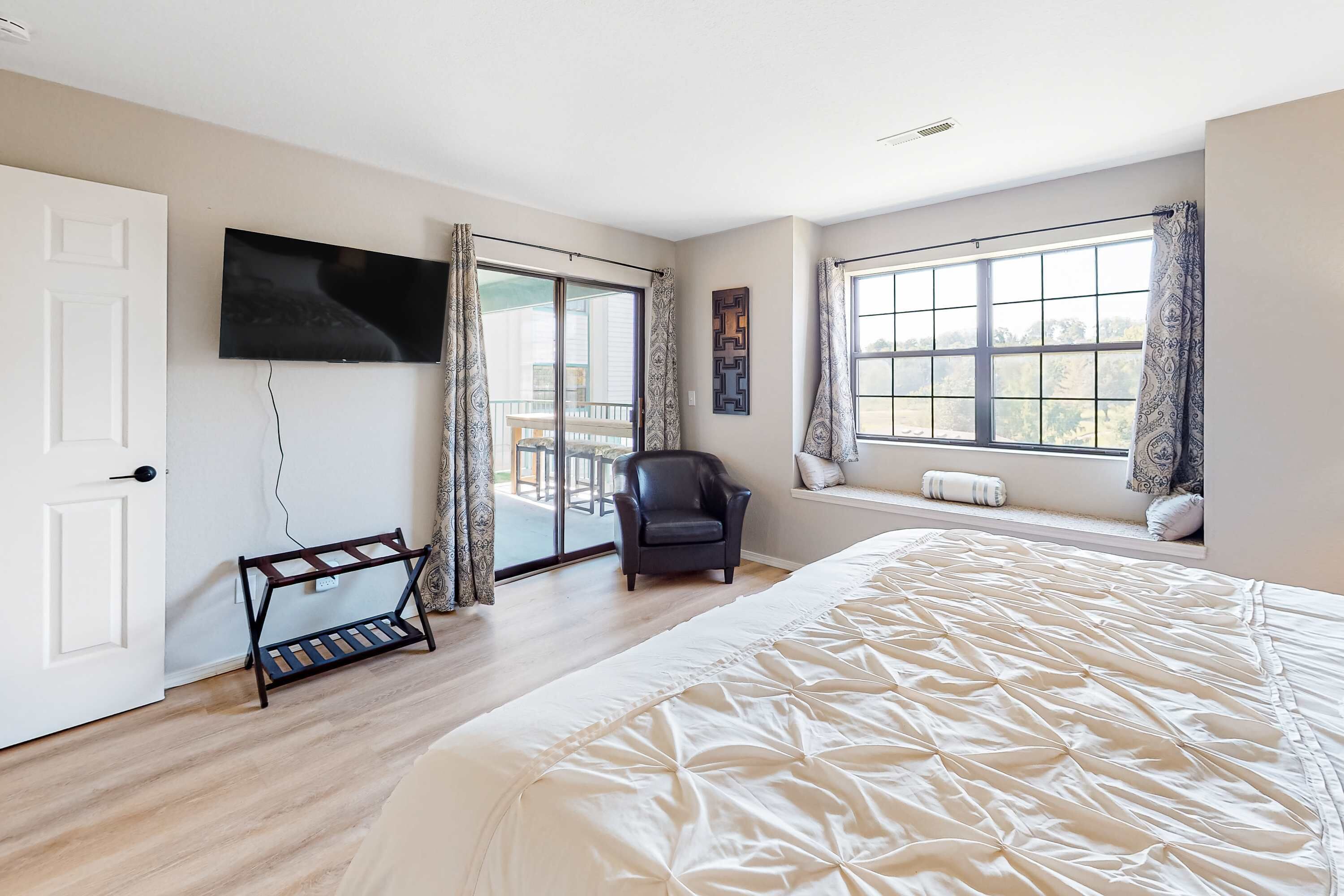 Desk, travel cot, WiFi, bed sheets