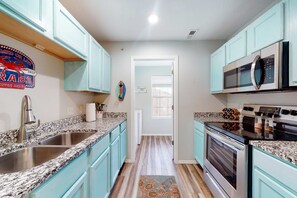 Fridge, microwave, oven, stovetop - Bright 3BR Condo - MOUNTAIN VIEWS - Community Pool (Branson)