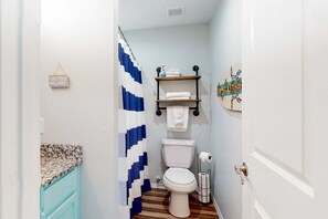 Shower, hair dryer, towels - Bright 3BR Condo - MOUNTAIN VIEWS - Community Pool (Branson)