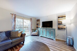 TV, offices - Bright 3BR Condo - MOUNTAIN VIEWS - Community Pool (Branson)