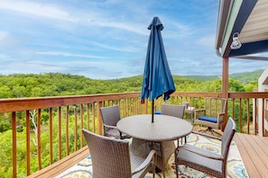 Outdoor dining - Peaceful 2BR Condo- MOUNTAIN VIEW- Pool (Branson)