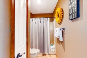 Shower, hair dryer, towels - Peaceful 2BR Condo- MOUNTAIN VIEW- Pool (Branson)