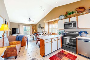 La cuisine est équipée d’un four à micro-ondes, d’un four traditionnel et d’un lave-vaisselle. Un coin repas avec une table et des chaises est également à disposition.