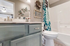 Shower, hair dryer, towels - Spacious 3BR Condo - JACUZZI TUB - Golf & Pools (Branson)