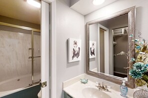 Shower, hair dryer, towels - Spacious 3BR Condo - JACUZZI TUB - Golf & Pools (Branson)