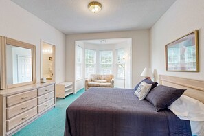 Iron/ironing board, WiFi, bed sheets - LAKEFRONT -3BRcondo-Resort amenities-Peaceful (Kimberling City)