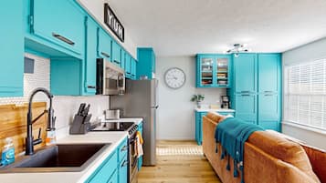 Coffee/tea maker, electric kettle, toaster