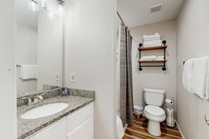 Shower, hair dryer, towels - Serene 3BR Condo - MOUNTAIN VIEW - Community Pool (Branson)