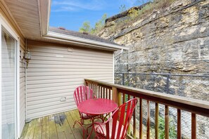 Outdoor dining - Serene 3BR Condo - MOUNTAIN VIEW - Community Pool (Branson)