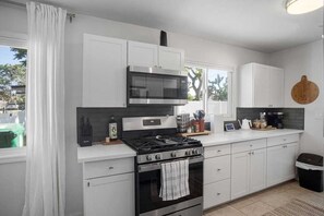 Fridge, microwave, oven, stovetop - Desert Retreat – Hot Tub, Full Kitchen, Near JT (Yucca Valley)