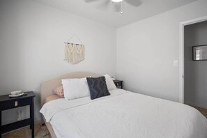 2 bedrooms, iron/ironing board, free WiFi, bed sheets - Desert Retreat – Hot Tub, Full Kitchen, Near JT (Yucca Valley)