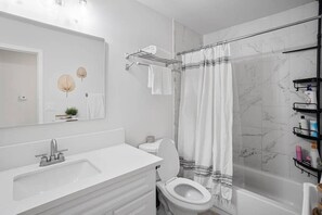 Hair dryer, towels, soap, shampoo - Desert Retreat – Hot Tub, Full Kitchen, Near JT (Yucca Valley)