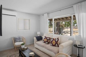 Smart TV - Desert Retreat – Hot Tub, Full Kitchen, Near JT (Yucca Valley)