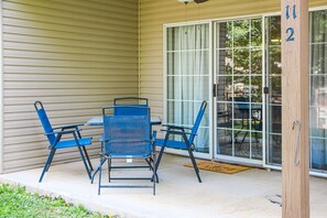 Outdoor dining - Comfy 2BR Condo - FIREPLACE - Sleeps 6 Branson (Branson)