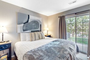 Iron/ironing board, travel cot, WiFi, bed sheets - Comfy 2BR Condo - FIREPLACE - Sleeps 6 Branson (Branson)