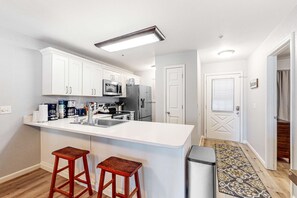 Fridge, microwave, oven, stovetop - Comfy 2BR Condo - FIREPLACE - Sleeps 6 Branson (Branson)