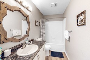 Shower, towels - Comfy 2BR Condo - FIREPLACE - Sleeps 6 Branson (Branson)