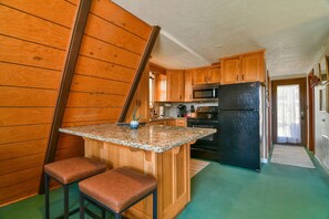 Fridge, microwave, oven, stovetop - Woodsy 2BR A-Frame - HOT TUB - Pool Table & Lake (Indian Point)