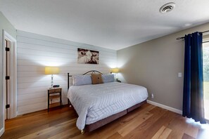 Tabla de planchar con plancha, wifi y ropa de cama 