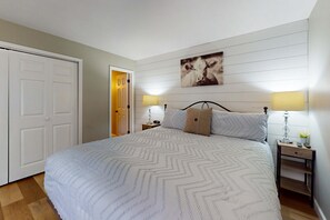 Iron/ironing board, WiFi, bed sheets - Scenic 2BR Condo - OZARK VIEWS - Pool & Golf (Branson)