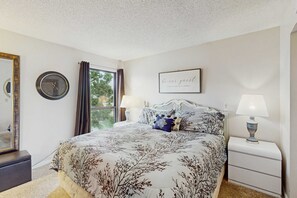 Iron/ironing board, WiFi, bed sheets - Serene 1BR Retreat - GOLF VIEW - Pools & Fireplace (Branson)