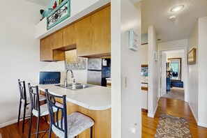 Fridge, microwave, oven, stovetop - Serene 1BR Retreat - GOLF VIEW - Pools & Fireplace (Branson)