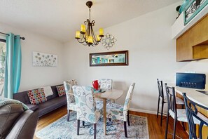 Dining - Serene 1BR Retreat - GOLF VIEW - Pools & Fireplace (Branson)
