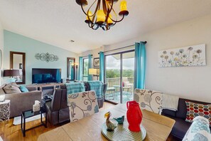 TV, fireplace, DVD player - Serene 1BR Retreat - GOLF VIEW - Pools & Fireplace (Branson)