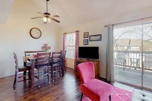 TV, DVD player, offices - Sleek 2BR with LOFT BUNKS - In-Town Branson (Branson)