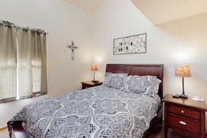 Iron/ironing board, WiFi, bed sheets - Sleek 2BR with LOFT BUNKS - In-Town Branson (Branson)