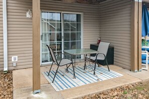 Outdoor dining - Inviting 1BR Condo - PET-FRIENDLY - Ground Floor (Branson)