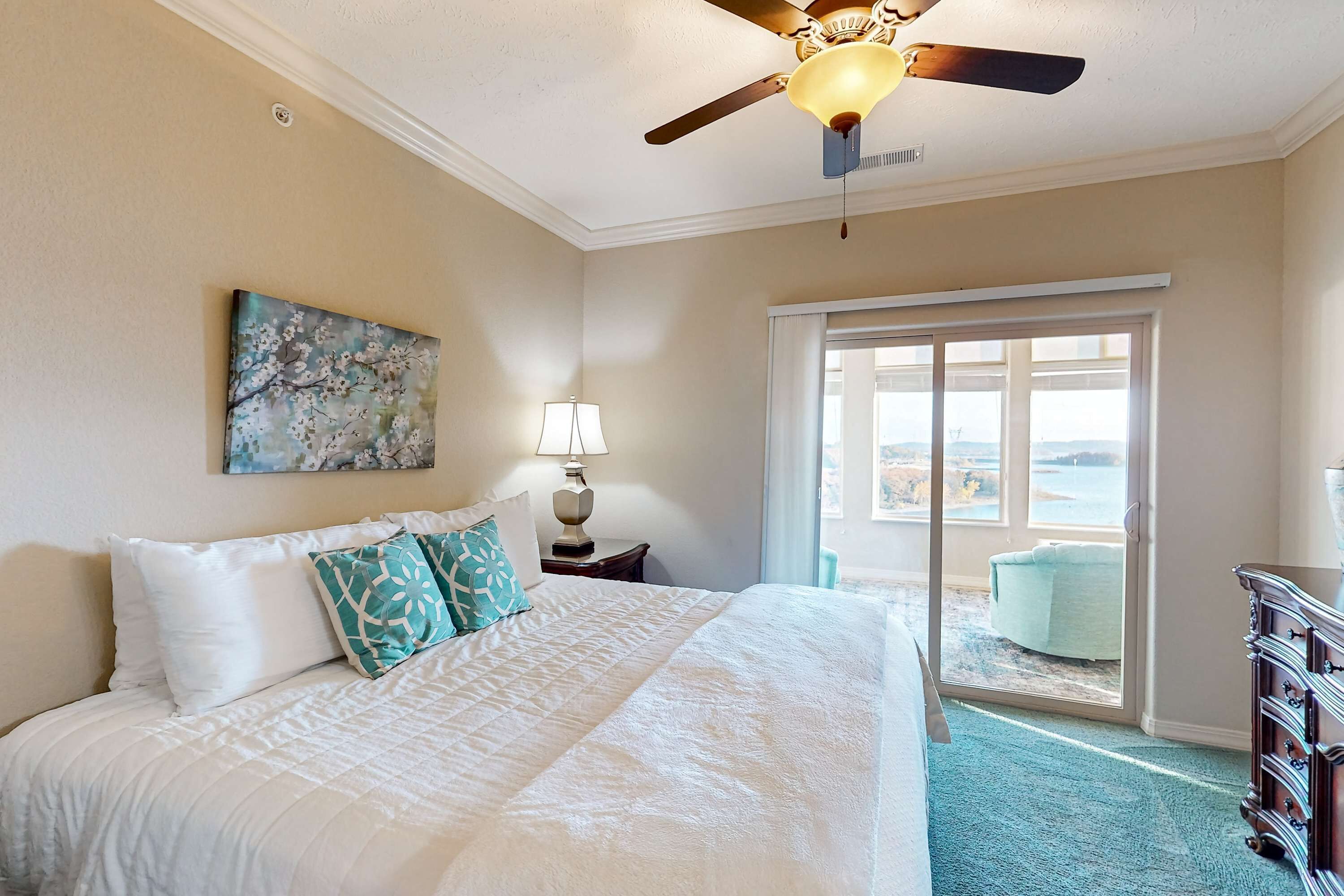 Een strijkplank/strijkijzer, wifi, beddengoed