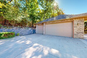 Property grounds - Rustic 5BR Sanctuary - HOT TUB - Lake Access (Branson)