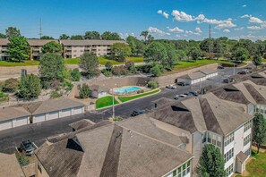 Exterior - Classic 2BR Condo - SUN PORCH - Golf Course & Pool (Branson)