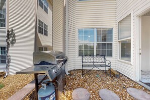 Terrace/patio - Classic 2BR Condo - SUN PORCH - Golf Course & Pool (Branson)