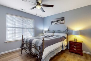 Tabla de planchar con plancha, wifi y ropa de cama 