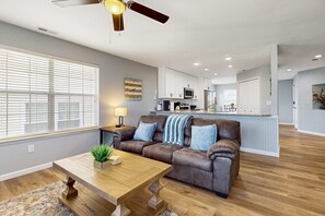 TV, fireplace, DVD player - Classic 2BR Condo - SUN PORCH - Golf Course & Pool (Branson)