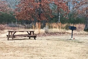 Outdoor dining - Bold 2BR Condo - MOUNTAIN VIEWS - Pool & Hot Tub (Branson)