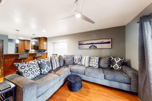 TV, offices - Bold 2BR Condo - MOUNTAIN VIEWS - Pool & Hot Tub (Branson)