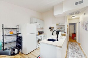 Réfrigérateur, four à micro-ondes, un four, surface de cuisson